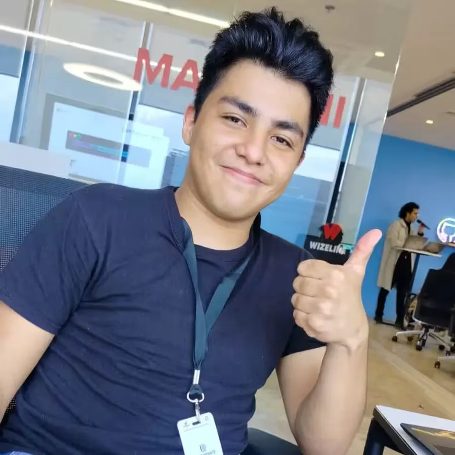 Sergio Arce sonriendo